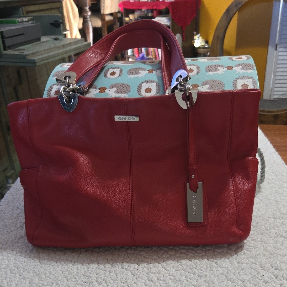 CALVIN KLEIN RED PEBBLE LEATHER SHOULDER BAG